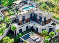 Mansion with elevator, housekeeper, breakfast