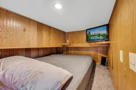 Tranquil Waterside Escape: Premier Houseboat Rental on Center Hill Lake