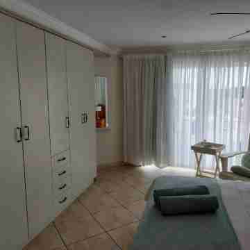 Lovely 2 bedrooms, 2 bathrooms Flat with sea view Rooms