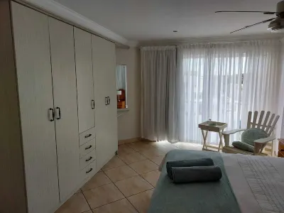 Lovely 2 bedrooms, 2 bathrooms Flat with sea view Paradise Beach附近的飯店