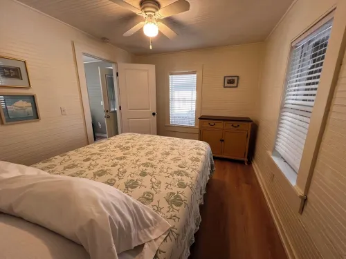 Charming 1920s Cottage, Waterfront just 50 ft away, Beach just 1 minute stroll!