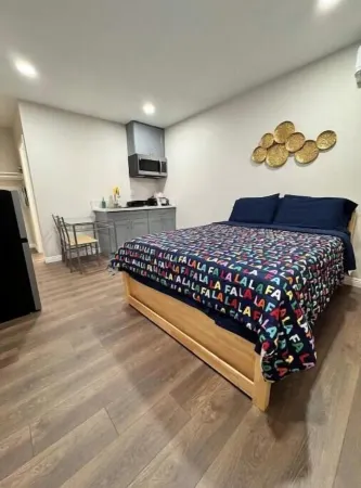 Lovely New Renovated Studio with Gated Parking H Отели в г. Эль Монте