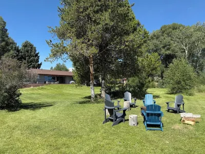 Updated, Pet Friendly Home Steps from the Arkansas River~ Fly Fishing & Rafting Các khách sạn gần Midland Hill