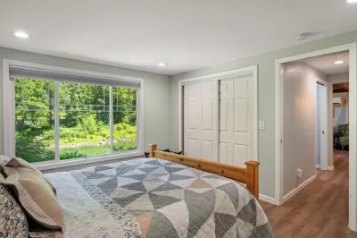 SkyRiverPeaks Cabin, Riverfront,Views, AC,Pets Hotels near Sunset Falls