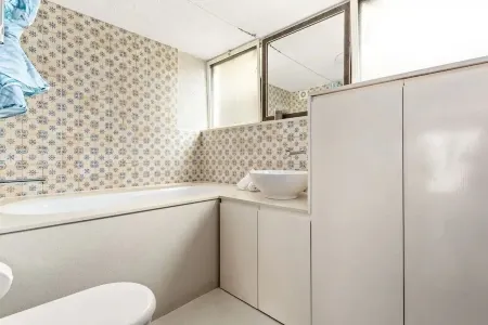 Studio in Harry Seidler Apartment Block in  Elizabeth Bay pad with Water Views Отели рядом с достопримечательностью «Elizabeth Bay Marina»