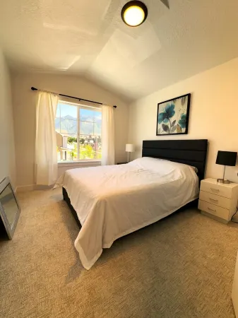 New Modern 3 Bed Home with Stunning Mountain Views Close to Ski Resort and City