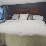 Cozy campground with 1 bedroom and WiFi, AC near beautiful Elk Rapids 토치 레이크 타운쉽 호텔