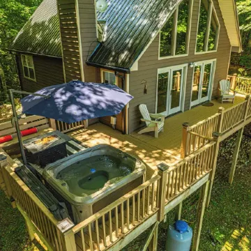 Stunning View! Hot Tub, Grill, Fire Table, Wi-Fi!
