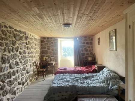 Belle Maison en Pierre au Calme Отели рядом с достопримечательностью «Мон Жербье де Жон»