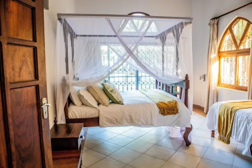 Spacious Beachfront villa with 7 bedrooms and WiFi, AC in delightful Kilifi