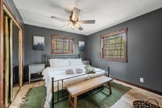 4-bedroom house in serene Basye with AC, WiFi. Enjoy relaxation