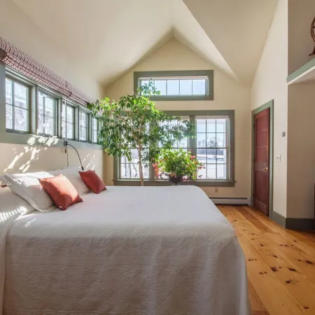 Serene, sun splashed cottage Отели в г. Аддисон