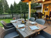 Fun cottage with hot tub, pool table, game room, and a huge deck. فنادق في Roberts Creek