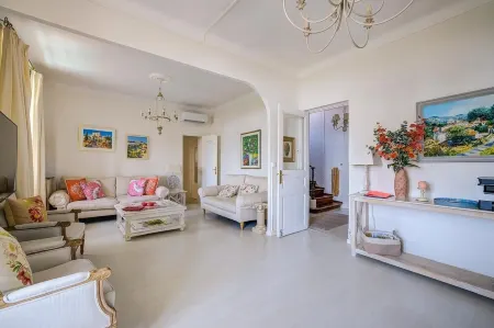 Five Bedrooms, Pool, separate Flat at Garden level. Accessible via Chair Lift. Отели в г. Ванс