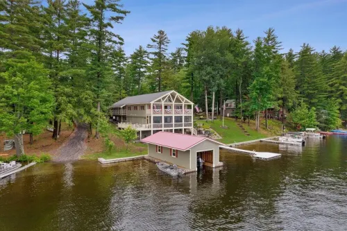 Charming Lakefront Cabin with Private Dock & Gorgeous Views فنادق في Greig