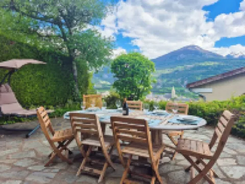 Welcoming chalet for 10/12 people in a quiet area close to the town center 昂布蘭酒店