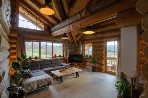 Beautiful wooden house with mountain views Hotels in Seeboden