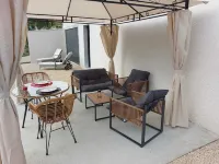 Les Abeilles du Mont D'or, Classée 5 Étoiles, Piscine Chauffée, Spa et Sauna