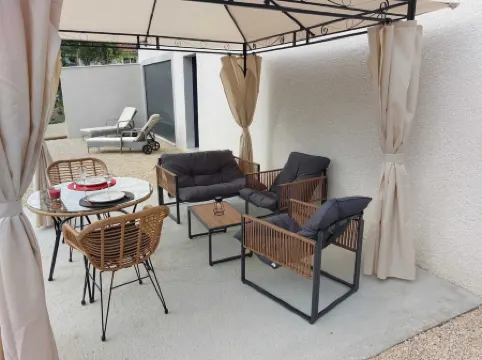 Les Abeilles du Mont D'or, Classée 5 Étoiles, Piscine Chauffée, Spa et Sauna