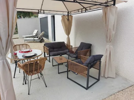 Les Abeilles du Mont D'or, Classée 5 Étoiles, Piscine Chauffée, Spa et Sauna