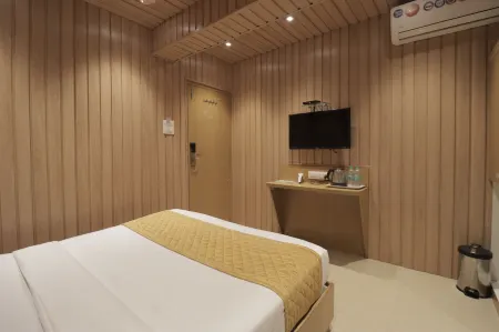 Hotel Malad Inn Opposite Malad Railway Station Отели рядом с достопримечательностью «Глобал Випассана Пагода»