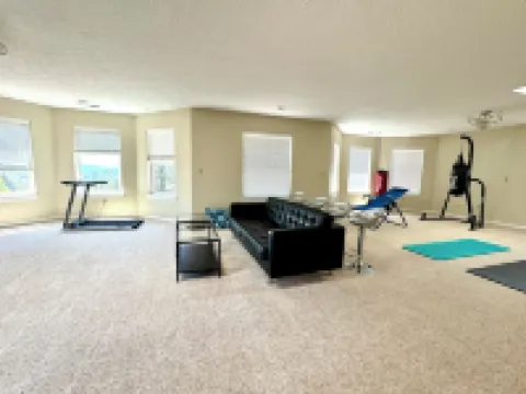 Spacious 6-bedroom house with AC, fitness room in gated quiet area Happy Valley Hotels in Sunnyside