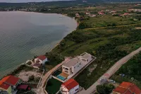 Modern & minimalistic 4-bedroom villa with lots of attractions