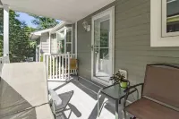 Charming 2-bedroom cottage located near Sandy Point Beach.