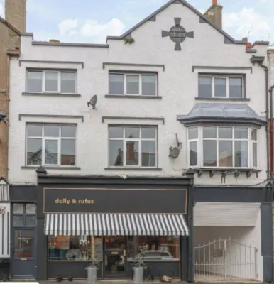 Wonderful spacious apartment 1 minute from the beach โรงแรมใน