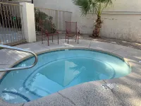 Beautiful Condo! Great location, 5 miles from UofA