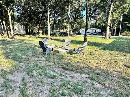 Texoma Treasure - Cozy 2-bedroom mobile home with huge deck in Kingston