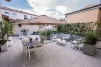 Apartment with a balcony overlooking the harbor Hotels in Salo