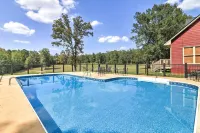 Private Pool & Deck: Quiet Countryside Escape - parking