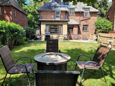 The Castle is Back! 4 Br/3.5 BA, Game Room, Jacuzzi Bathtub! 1 Mile from UT!