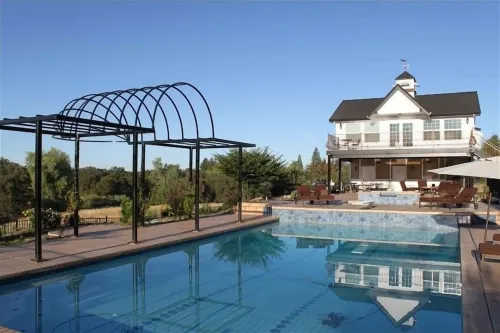 AUBURN COTTAGE POOL HOUSE, SPA AND GROUNDS