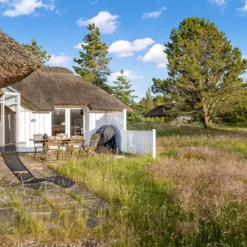 "Elenor" - 1.1km from the sea