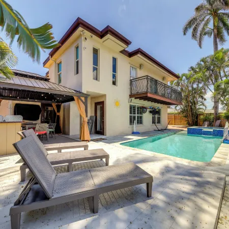 Pool & Home Theater: Lighthouse Point Home!
