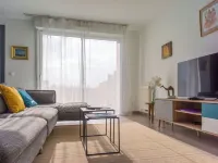 Ploubalay Getaway: Modern floor-level House