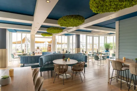 Villa by the Harbour with Sauna Отели в г. Хеллевутслёйс