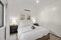 Nalu Retreat Lakeside Hotels in Goffs