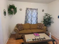 Stylish Retreat w/ Queen Bed • Fast WiFi • Free Parking