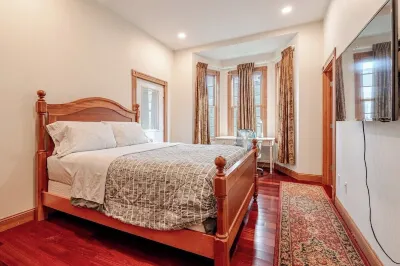 Spacious 2BR 2BA Condo & 2x Parking, Minutes from Central Sq, MIT, Harvard. Hotels in Inman Square