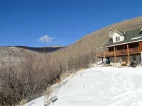 Cabin, 4 Bedrooms + Loft, 4.5 Baths, (Sleeps 8-12) Mountain views with trails