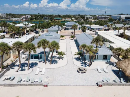 Private 2 BR steps from beach on Casey Key