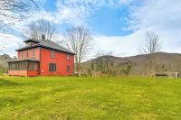 10 Mi to Skiing: Historic Farmhouse in Maine! - Wifi