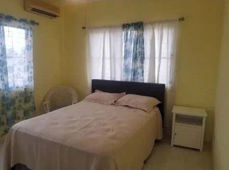 Upstairs 2 bedroom apartment- 5 mins from the beach