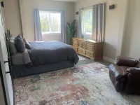 Luxury shome, views above Skagit Valley- EV charge - Wi-Fi
