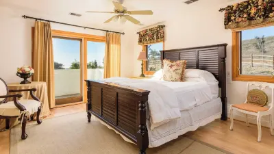 Two Estates w/ Pools, Hot Tubs, Game Rooms, Valley Views & Tennis Court Near Beaches & Wineries 사우스 이스턴 바운더리 오브 스와미스 스테이트 마린 보호관리지구 주변 호텔