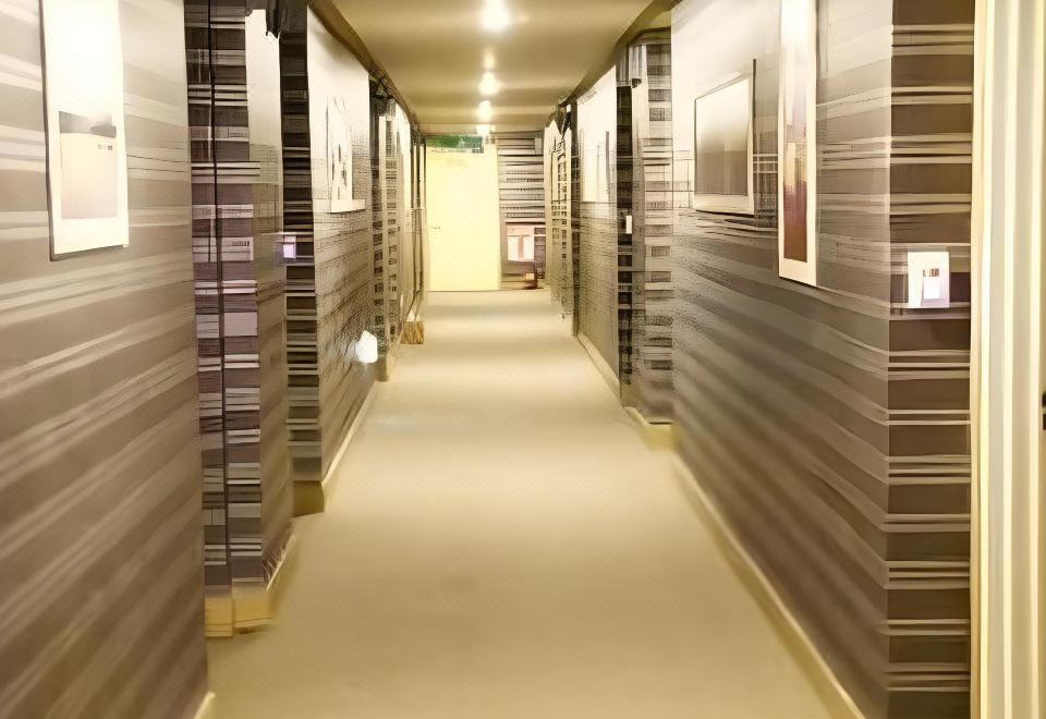 2. 크리스탈 호텔..