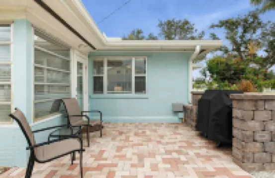 Updated Beach House.  Walk to Beach, Shop, Waterfront Dining 2 Bed 1 Bath 諾科米斯酒店